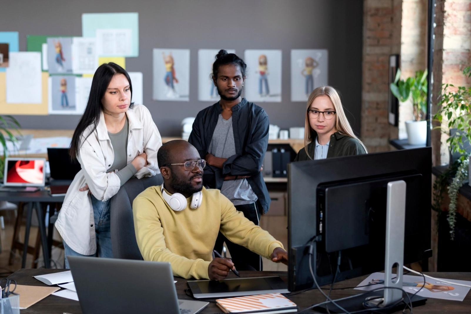 Professionelle Beratungssituation mit digitalen Compliance-Tools